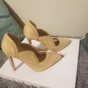 Nude suede pump.